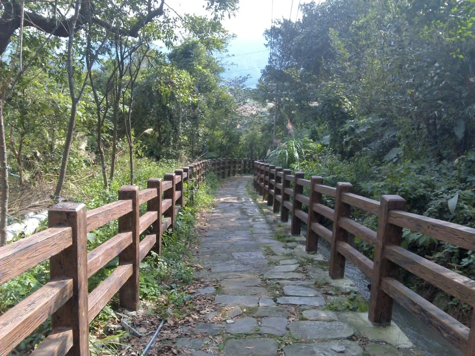 十一份挑擔古道石板路與木欄杆實景